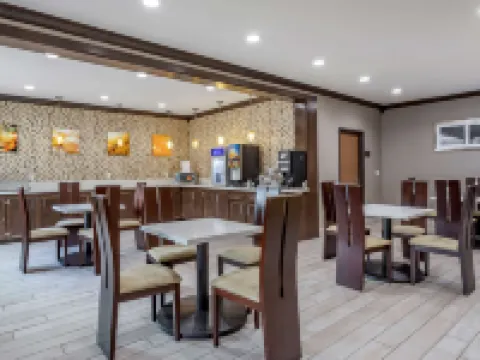 小石城北部肯尼迪大道舒適套房酒店 北小石城酒店