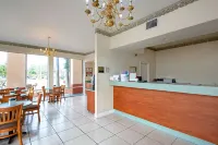 Econo Lodge Inn & Suites - 2-Star