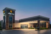 La Quinta Inn & Suites by Wyndham Joplin Hotels near Joplin Public Library