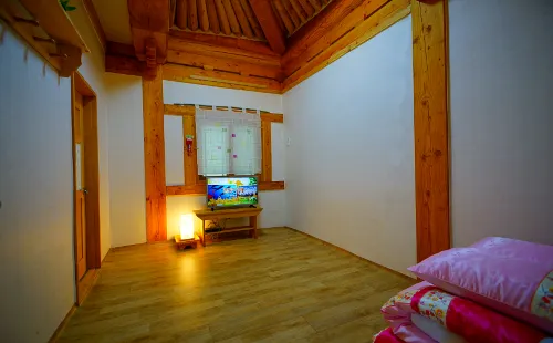 Gongju Honghwigwan Geseuteuhauseu