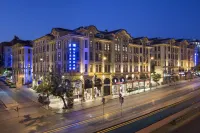 Crowne Plaza Istanbul - Old City Отели рядом с достопримечательностью «Шубы Кожа Меха в Стамбуле LUXURY FUR COLLECTİON»