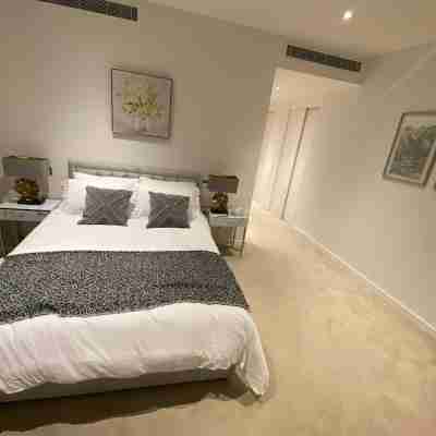 Marvelous 3 Bed Penthouse in KewBridge Rooms