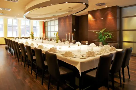 Hilton Cologne Отели рядом с достопримечательностью «Dom Treasury»