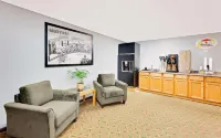 Super 8 by Wyndham Macomb - Motels