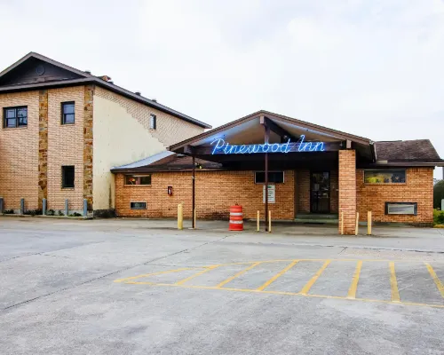 OYO Pinewood Inn & Suites Silsbee Hotels in Silsbee