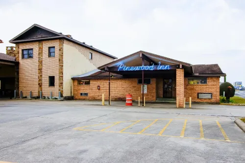 OYO Pinewood Inn & Suites Silsbee - 2-Star