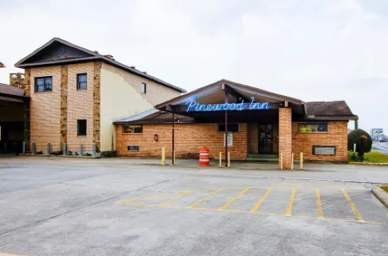 OYO Pinewood Inn & Suites Silsbee 哈丁縣酒店