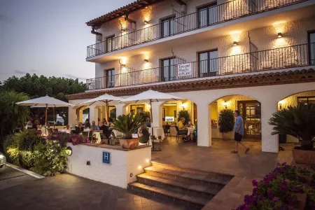 Hotel Restaurant Bon Retorn Отели в г. Сан-Мори