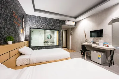 ไฮด์แอนด์ซีค รีสอร์ท กระบี่ โรงแรมใกล้ลานปูดำ