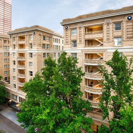 Embassy Suites by Hilton Portland Downtown Отели рядом с достопримечательностью «Олд Таун Чайнатаун»