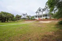 Surf Song Bed & Breakfast Hotels near Atlantic Beacon Gallery
