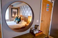 The Wheatsheaf Pub, Kitchen & Rooms - WiFi