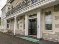 10 Monarch Country Apartments