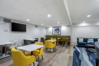 Comfort Inn & Suites - breakfast