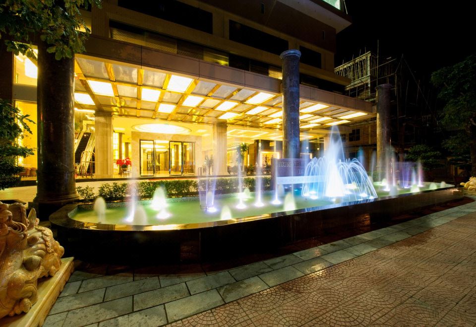 무엉 탄 럭셔리 송 람 호텔 야외 수영장 전경