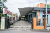 RedDoorz Syariah Near Lippo Plaza Sidoarjo Hotels in Sidoarjo