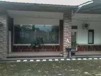 Travelista Homestay Near Gor Candradimuka Semarang Mitra RedDoorz