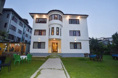 The Iceland Hotel Srinagar