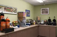 大學大道東南戴斯酒店 - 早餐