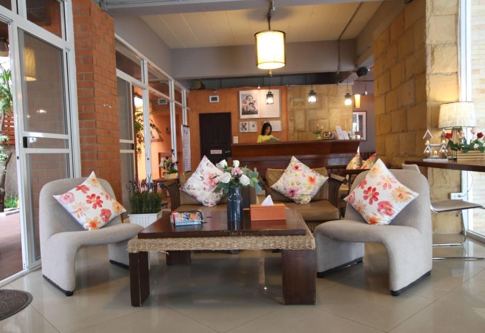 수완나품 스위트 호텔의 레스토랑 또는 바 이미지