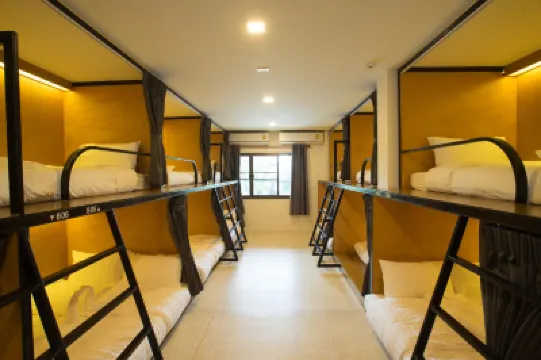 Le Light House & Hostel Hoteles cerca de Bann Phor Liang Meun Terra Cotta Arts