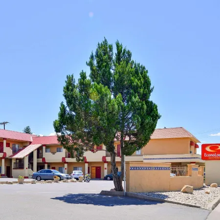 Econo Lodge Inn & Suites