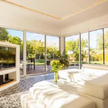 Architect-Designed Villa with Heated Pool & Private Hot Tub Отели в г. Карна