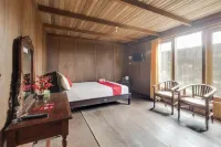 RedDoorz at Omah Kayu Homestay Yogyakarta Các khách sạn ở Sewon