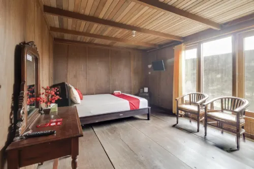 RedDoorz at Omah Kayu Homestay Yogyakarta Hotels in Sewon