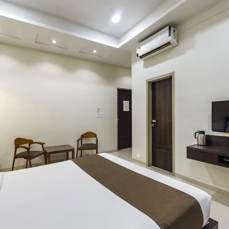 Hotel Three Leaves