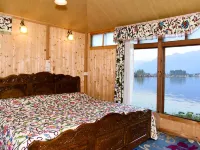 White House Group of Houseboats Hotels in Srinagar