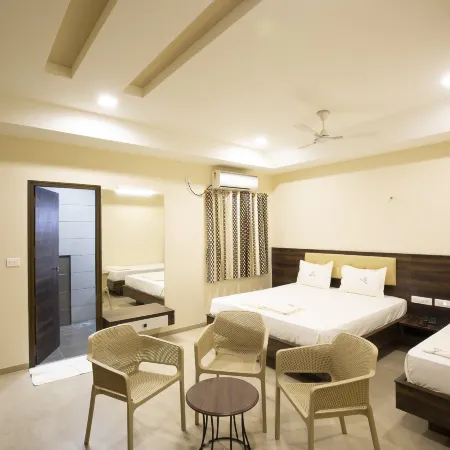 Ponnis Hotel