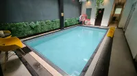 Premier Guest House jogja - Kolam Renang