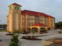 Baymont Inn & Suites by Wyndham Dallas South-DeSoto فنادق في DeSoto