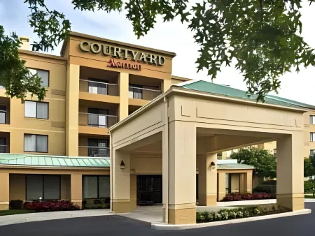 Courtyard Richmond Northwest/Short Pump Отели рядом с достопримечательностью «Children's Museum of Richmond - Short Pump»