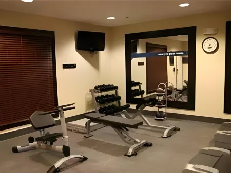 Hampton Inn & Suites New Castle Отели рядом с достопримечательностью «TwentySix Bar and Grill»