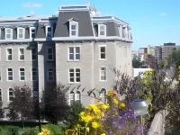 Auberge du Plateau Hotels near Fletcher's Field Place