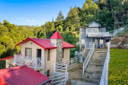 The Frost Wood, Ranikhet, Uttarakhand Отели рядом с достопримечательностью «Golu Devta temple»