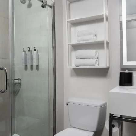 Fairfield Inn & Suites by Marriott New York Manhattan/Central Park Отели рядом с достопримечательностью «Концертный зал Terminal 5»