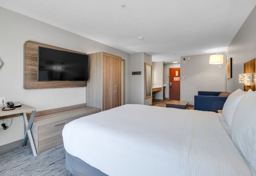 4. 홀리데이 인 익..