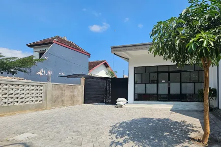 Guest House Saqeena Syariah Near Blitar Park RedPartner Отели в г. Blitar Regency