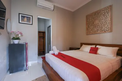 RedDoorz Near Mertasari Beach 2