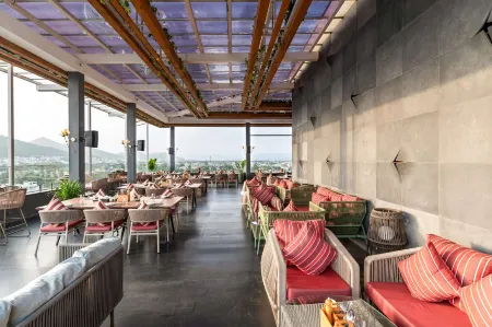 Parallel Hotel Udaipur, A Member of Radisson Indiv Отели рядом с достопримечательностью «Джагдиш Темпл»