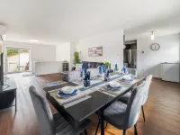Pet-Friendly Large 3-Bedroom - Bobcaygeon Kawartha Settlers' Village附近的飯店