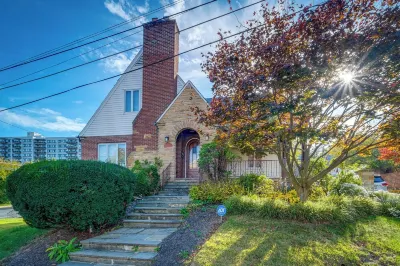 Silver Springs Home Walk to Downtown!