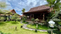 Oku Guest House & Café