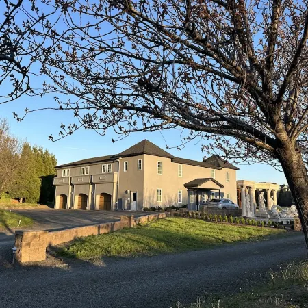 Chateau Herbe ~ Rosalind Carriage House Beautiful 1 Bedroom Apartment