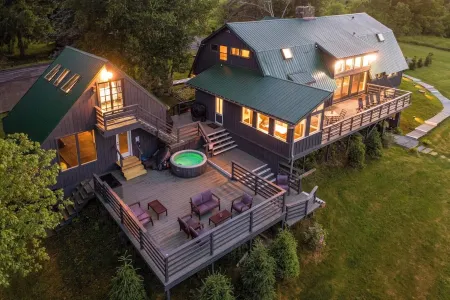 Charming 9br / 8.5 bath, Sleeps 19, WiFi, Fitness Room w/ Beautiful Views!