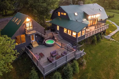 Charming 9br / 8.5 bath, Sleeps 19, WiFi, Fitness Room w/ Beautiful Views!