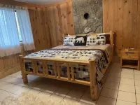 Romantic,Cozy Log Cabin, Hot Tub, WiFi, pool table